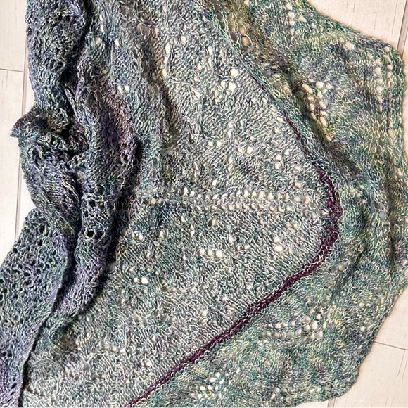 Elegant Gray Lace Shawl - Picture 3 of 4